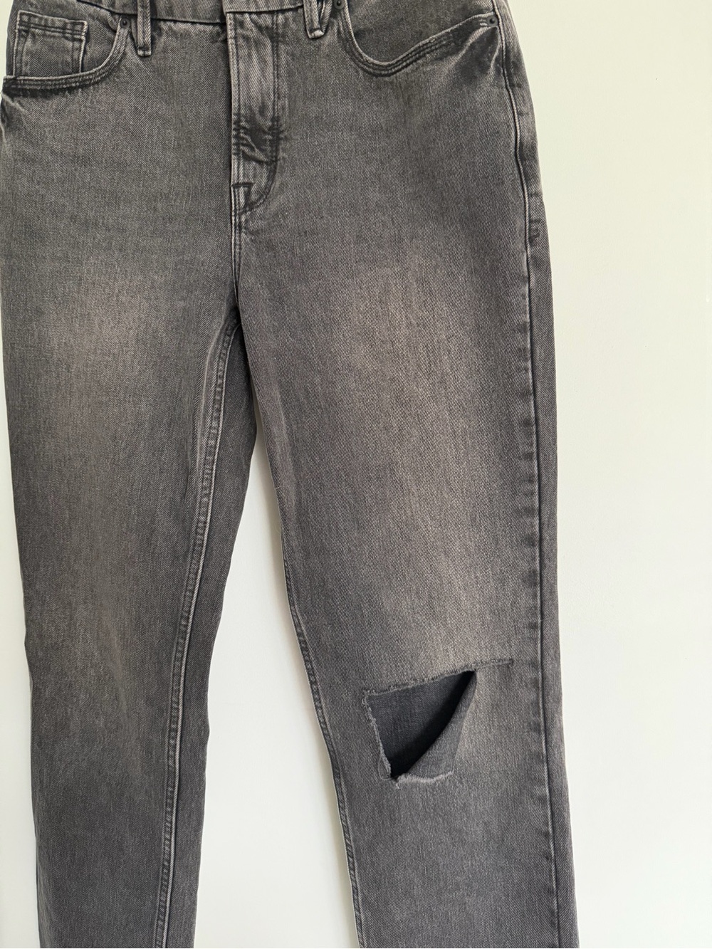 Good American Black Straight Leg Jeans | Distressed Knee | Size 8/29 - Picture 4 of 8